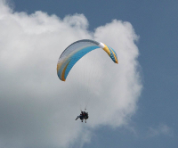 Tandem mit Felicitas Seefeldt (vorn), Pilot Ruben Benkeser und dem Hammer für den Fassanstich